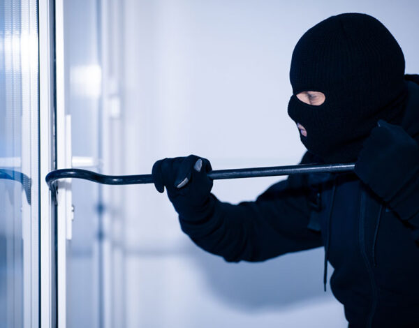 persona robando una casa