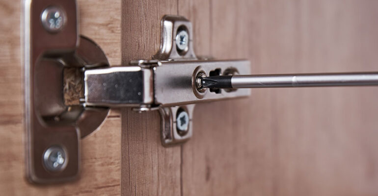 instalación de bisagras